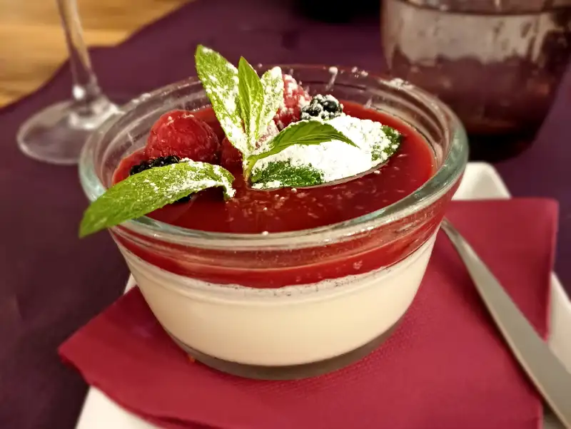 Photo de dessert : Pana Cotta à la framboise, au restaurant Beef n Cow à Beaumont en Haute-Savoie.