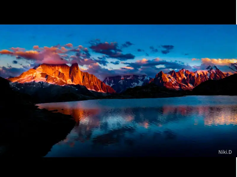 Photo de paysage prise depuis le Lac Blanc à Chamonix. On y voit les Aiguilles Vertes.