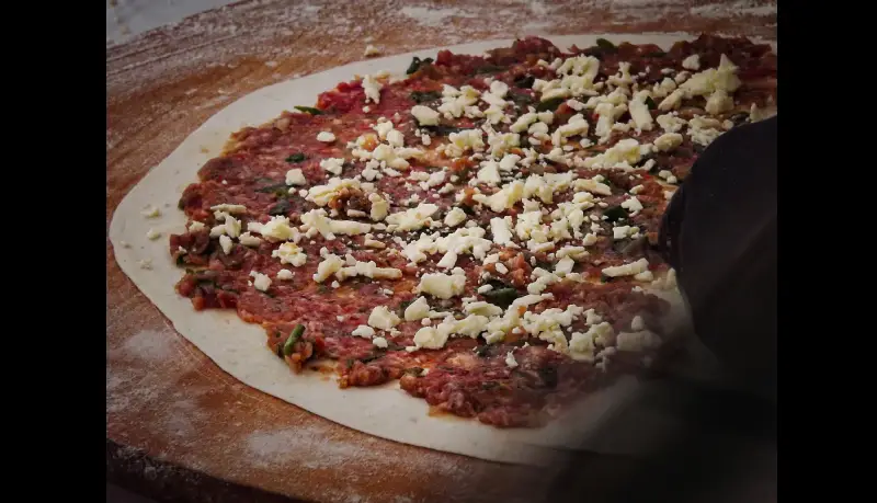 Photo de préparation de plat : Börek au bœuf et fromage, fait par un food truck Anatolien en Haute-Savoie