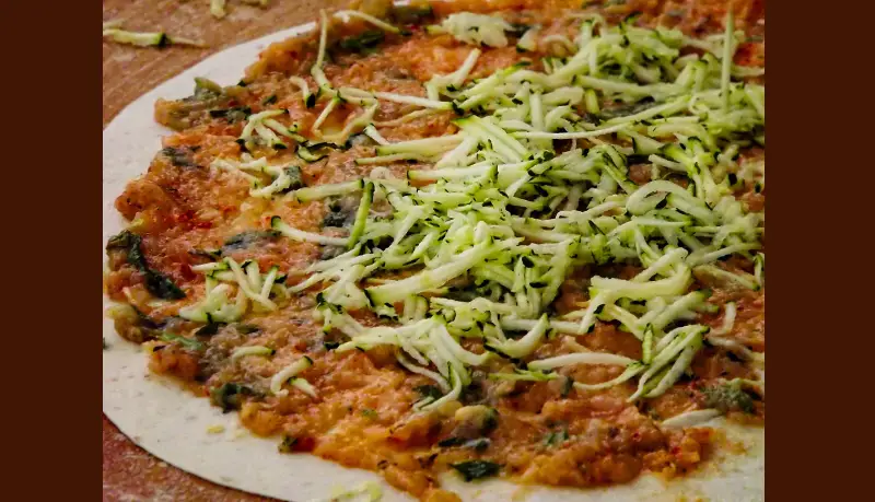 Photo de préparation de plats : Börek aux légumes, fait par un food truck turc en Haute-Savoie