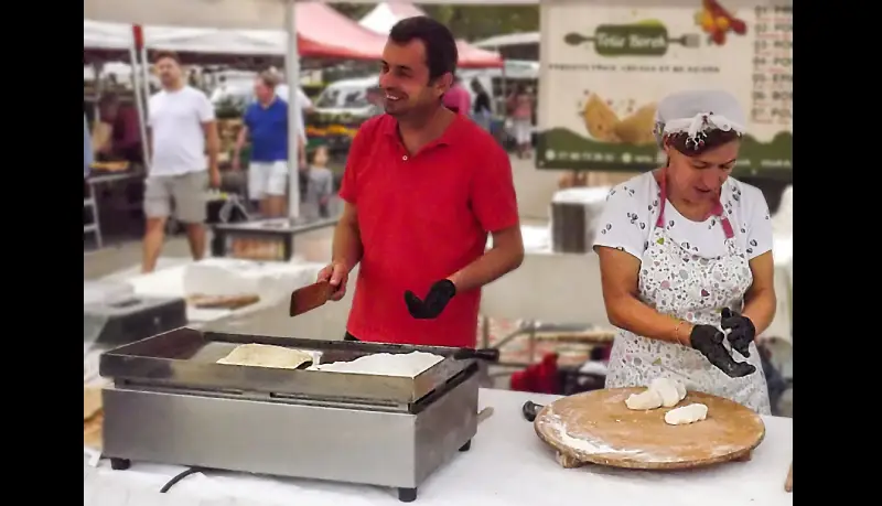 Couple Tolie Börek préparant des plats d'Anatolie dans leur food truck en Haute-Savoie