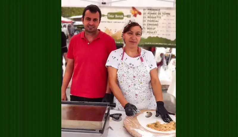 Couple Tolie Börek préparant des plats d'Anatolie dans leur food truck de Collonges-Sous-Salève en Haute-Savoie