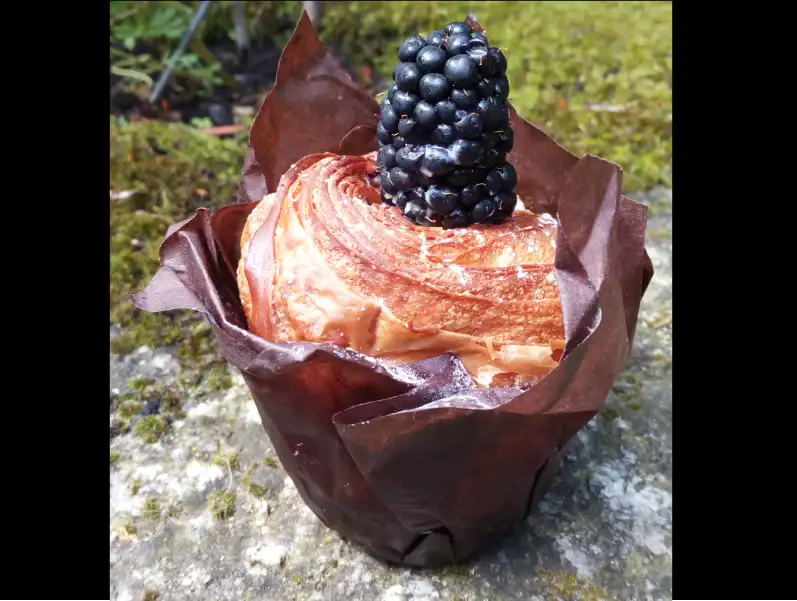 Photo d'une pâtisserie, le Cruffin (un croissant-muffin) élaboré par Merveilles de Pain à Saint-Julien-En-Genevois 74
