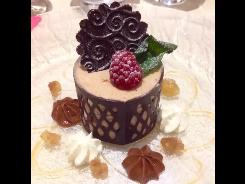 Photo d'un dessert à la châtaigne à l'Instant Présent, ancienne auberge de Feigères, en Haute-Savoie