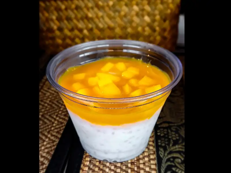 Photos de plats de food-truck. Un dessert thaï à la mangue et noix de coco. Au food-truck Petit Lao à Beaumont 74.
